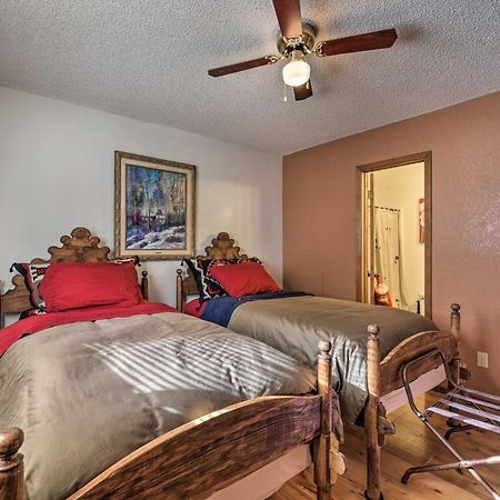 Downtown Red River Retreat With Mtn Views And Yard Bagian luar foto