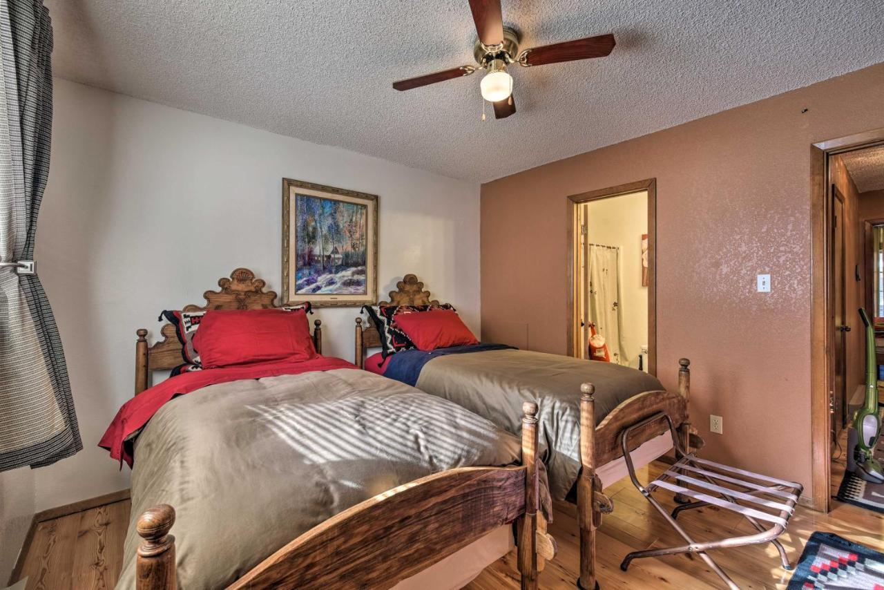 Downtown Red River Retreat With Mtn Views And Yard Bagian luar foto