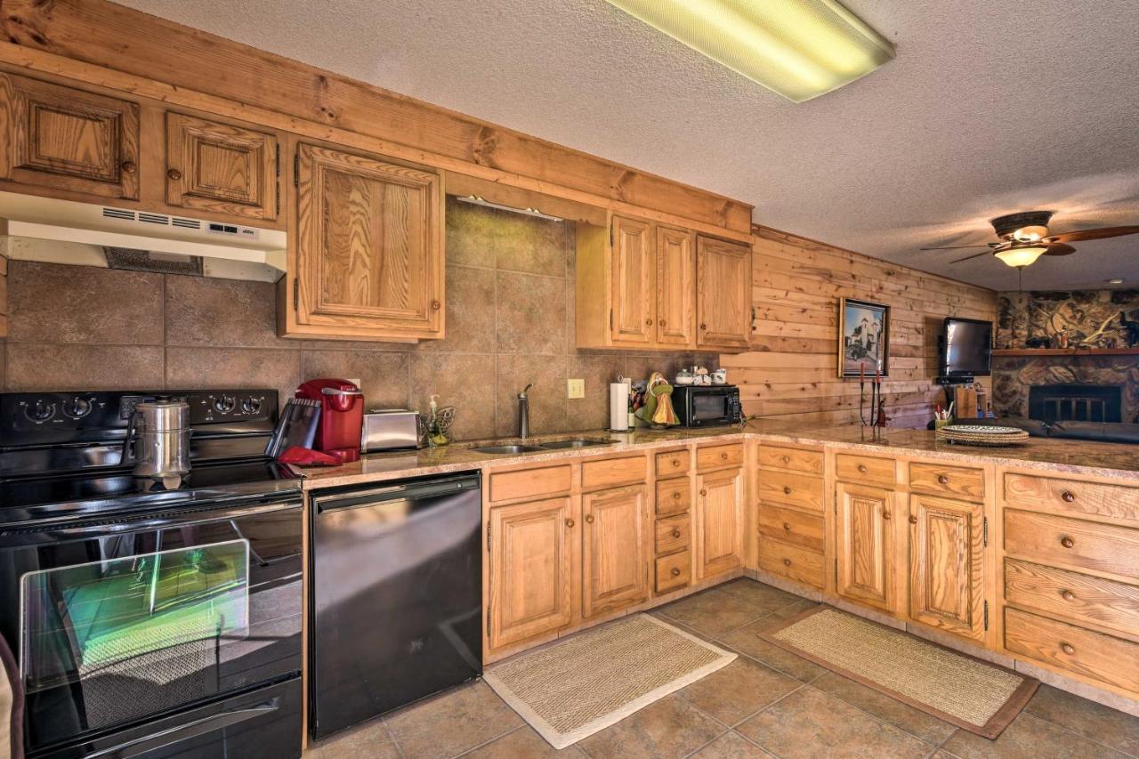 Downtown Red River Retreat With Mtn Views And Yard Bagian luar foto