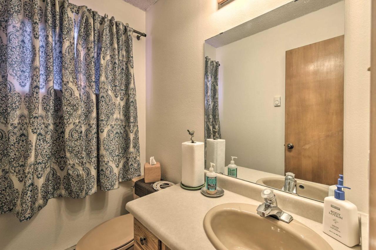 Downtown Red River Retreat With Mtn Views And Yard Bagian luar foto