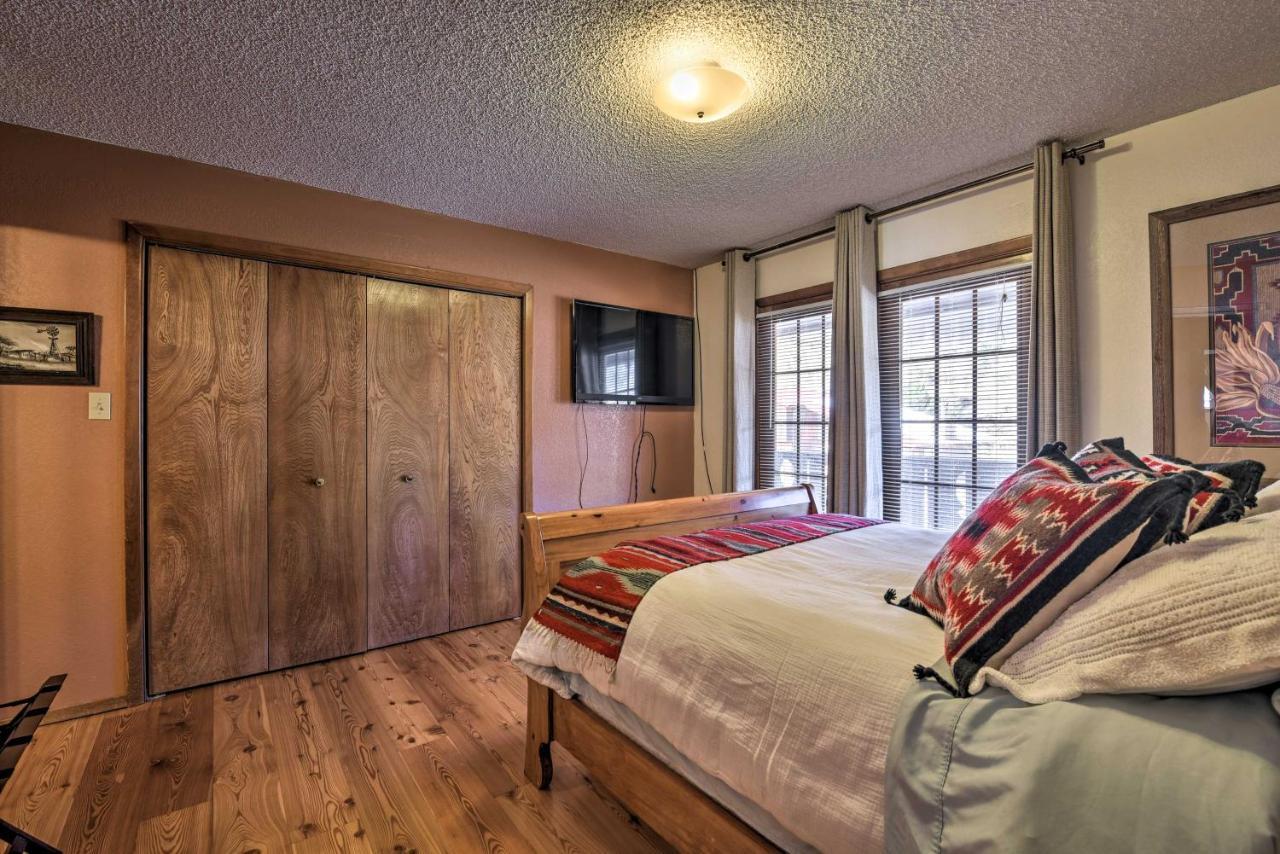 Downtown Red River Retreat With Mtn Views And Yard Bagian luar foto